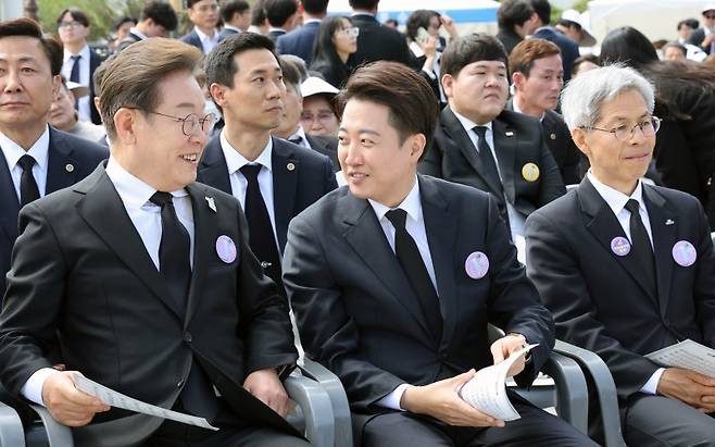 이재명 더불어민주당 대통령 후보가 18일 광주 북구 국립5·18민주묘지에서 열린 제45주년 5·18민주화운동 기념식장에서 이준석 개혁신당 후보와 이야기를 나누고 있다. 오른쪽은 권영국 민주노동당 후보. 사진=뉴스1