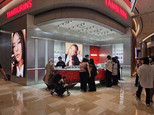 22일 서울 잠실 롯데월드몰 탬버린즈 매장에서 외국인 관광객들이 제품을 살펴보고 있다. 사진=이정화 기자