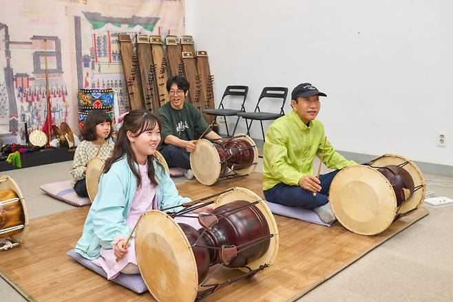 지난 16일 김포아트빌리지에서 김혜란씨의 두 아이와 아버지, 남편이 국악 체험 활동을 하고 있다. 한국문화예술교육진흥원 제공