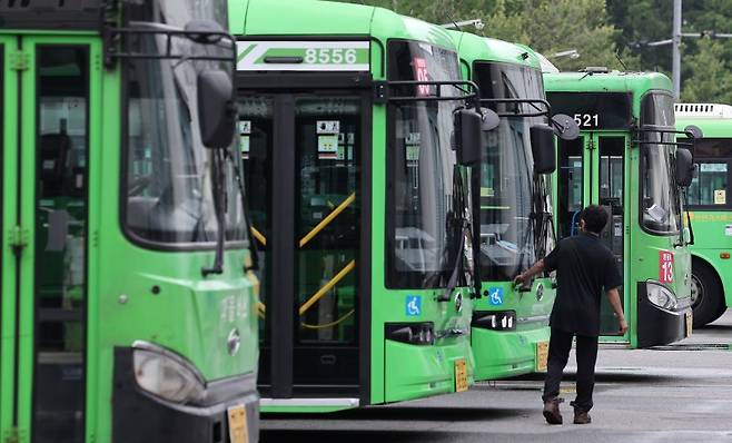 22일 서울 시내 마을버스 차고지에 마을버스가 정차돼 있다. 뉴스1
