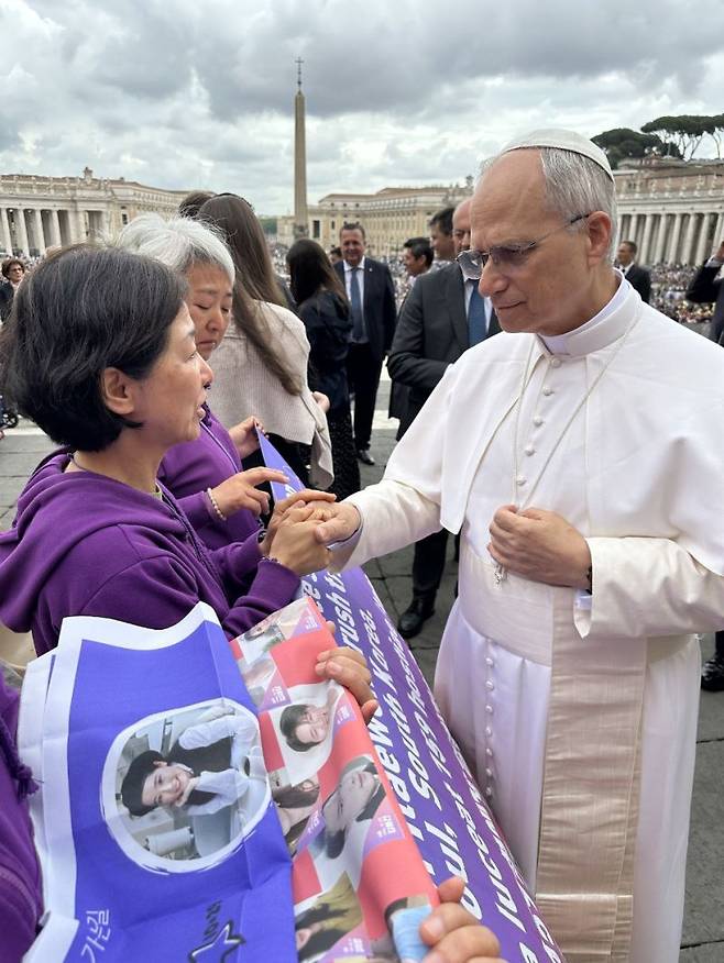 10·29 이태원 참사 시민대책회의는 21일 오전 9시(현지시간) 바티칸 성 베드로 광장에서 고(故) 이상은씨의 부친 이성환씨와 모친 강선이씨가 레오 14세 교황을 알현했다고 22일 밝혔다. 대책위 제공