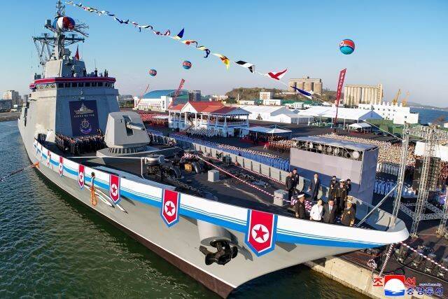 지난 4월25일 남포조선소에서 열린 북한의 첫 5000t급 “새세대 다목적 공격형 구축함 제1호”(최현호) 진수식 장면. 조선중앙통신 연합뉴스