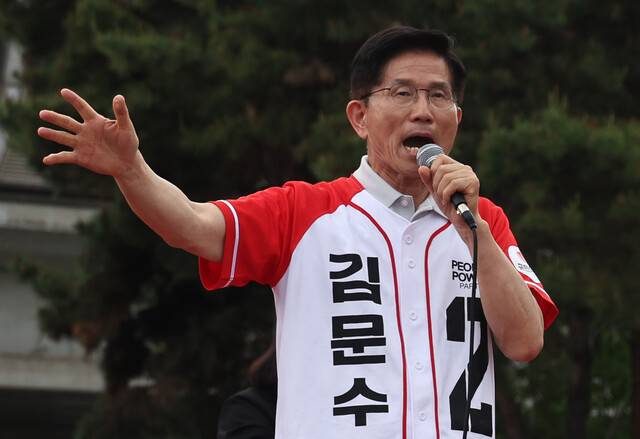 김문수 국민의힘 대선후보가 21일 경기도 동두천시 지행역앞 광장에서 지지를 호소하고 있다. 윤운식 선임기자 yws@hani.co.kr