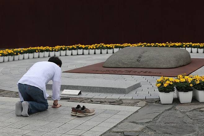 추모객이 22일 오후 경남 김해시 진영읍 봉하마을에서 고 노무현 전 대통령 묘역을 참배하고 있다. 김영원 기자 forever@hani.co.kr