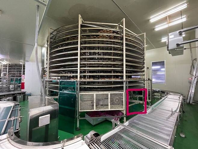 노동자 끼임 사망사고나 발생한 에스피스(SPC)삼립 시화공장 내 냉각 컨베이어 벨트. 숨진 노동자는 타워 형태의 설비 하단에 성인 허리 높이 크기의 공간(사진 빨간색 테두리 참고)으로 허리를 숙이고 들어가 작업하던 중 벨트와 설비 기둥에 끼어 사망했다. 경기도소방재난본부 제공