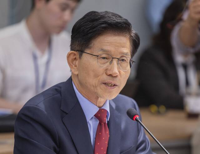 김문수 국민의힘 대통령 후보가 22일 서울 용산구 대한의사협회를 방문해 김택우 의사협회장을 비롯한 회장단과 가진 간담회에서 의-정 갈등 해소에 대한 입장을 설명하고 있다. 연합뉴스