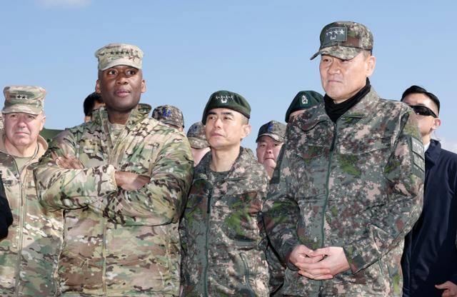 김명수 합참의장, 제이비어 브런슨 한미연합군사령관, 강신철 한미연합군부사령관 등 양국 군 지휘부가 6일 경기 포천시 승진훈련장에서 열린 '2025년 전반기 한미연합 수도기계화보병사단(수기사) 통합화력 실사격 훈련'을 찾아 현장 지도를 하고 있다. 사진공동취재단