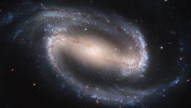 허블망원경으로 찍은 소용돌이 은하(NGC 1300)의 모습. 커다란 나선팔 두 개가 뚜렷이 보인다. NASA, ESA, and the Hubble Heritage Team (STScI/AURA)