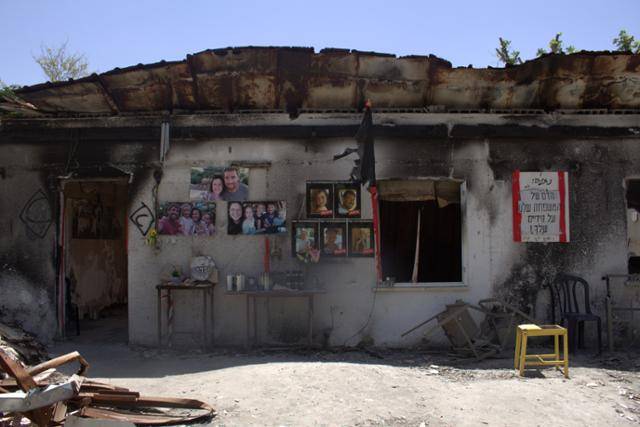 2023년 10월 7일 팔레스타인 무장 정파 하마스가 이스라엘 남부 니르오즈 키부츠를 기습 공격할 때 전소된 주택에 20일 희생된 거주자들의 사진이 붙어있다. 니르오즈=김현종 기자