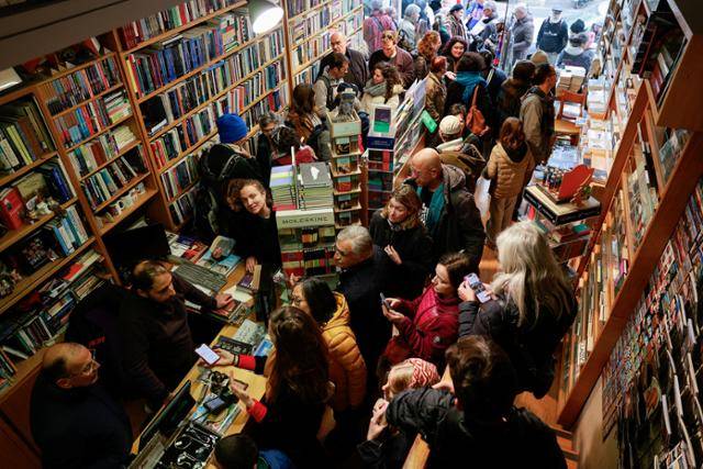 이스라엘 예루살렘의 서점 '에듀케이셔널북숍' 지지자들이 지난 2월 9일 이스라엘 경찰에 체포된 아흐마드 무나 석방을 요구하기 위해 다음날인 10일 책방에 모여있다. 예루살렘=로이터 연합뉴스