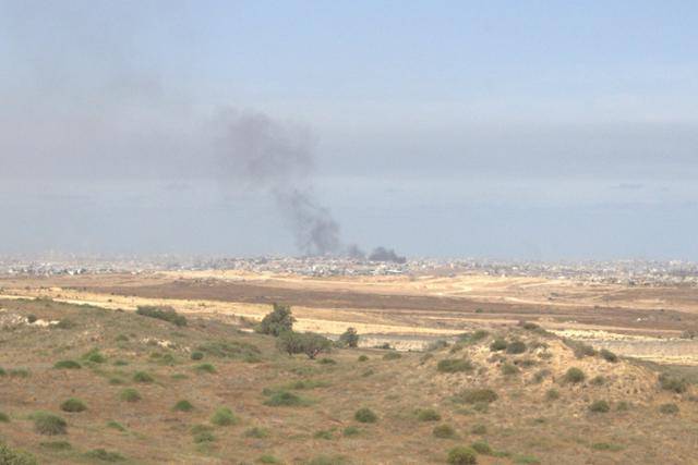가자지구 상공에 20일 이스라엘군 공격에 따른 연기가 피어오르고 있다. 이스라엘 남부 접경 지역 스데로트에서 촬영한 사진이다. 스데로트=김현종 기자