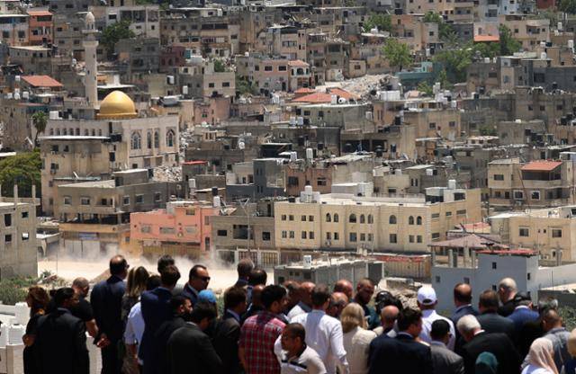 19일 팔레스타인 서안지구 툴카렘의 누르샴 난민캠프를 찾은 유럽연합(EU) 참관단이 난민캠프를 시찰하고 있다. 툴카렘=EPA 연합뉴스