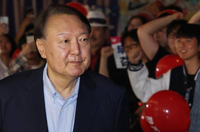 윤석열 전 대통령이 21일 서울의 한 영화관에서 다큐멘터리 영화 '부정선거, 신의 작품인가'를 관람하기 위해 이동하고 있다. 뉴스1