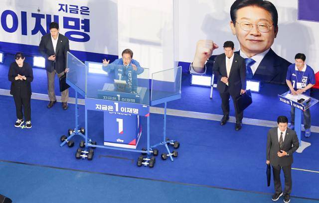 이재명 더불어민주당 대선 후보가 20일 경기도 김포시 구래역 문화의거리에서 유세하고 있다. 김포=고영권 기자