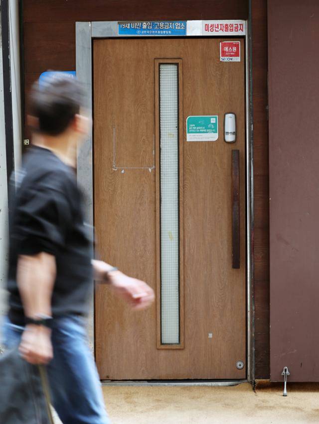 더불어민주당이 룸살롱 접대 의혹을 제기하며 공개된 것으로 알려진 서울 강남구 청담동의 유흥업소. 뉴스1