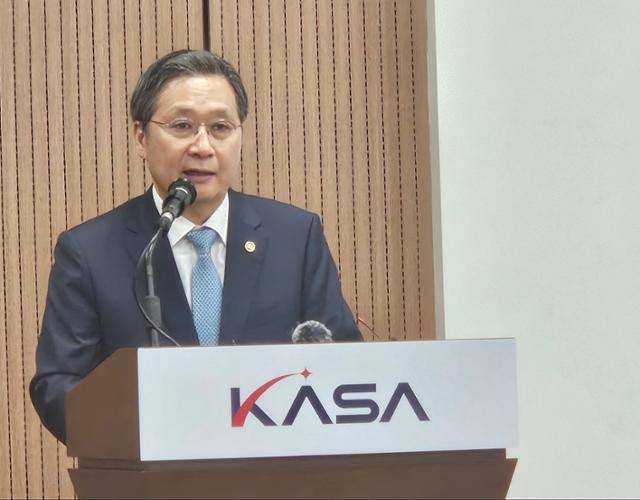 윤영빈 우주항공청장이 21일 경남 사천시 우주항공청에서 열린 개청 1주년 기자간담회를 열고 주요 현안 진행 상황을 설명하고 있다. 사천=김태연 기자