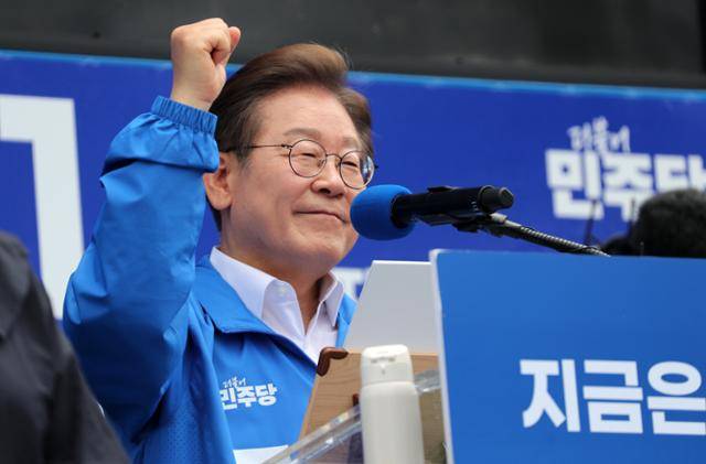 이재명 더불어민주당 대선 후보가 22일 제주동문시장 앞 탐라문화광장에서 유세를 하고 있다. 제주=뉴스1