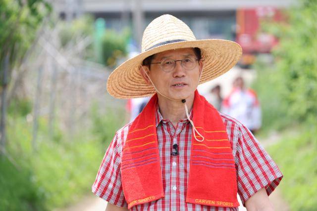 김문수 국민의힘 대선 후보가 21일 경기 고양시 덕양구에서 열린 '고양시 청년농업인 모내기 및 새참간담회' 행사에 참석하고 있다. 연합뉴스