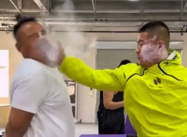 뺨 때리기 대회에서 우승하기 위해 뺨을 맞고 때리는 훈련하는 자오홍강과 그의 동료의 모습/사진=사우스차이나모닝포스트 캡처