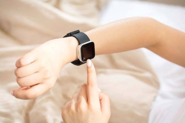 스마트워치를 하루 종일 차고 다니면 운동 강박과 주의 산만을 일으킬 수 있어 일부 시간대에는 착용을 피하는 것이 좋다./사진=클립아트코리아