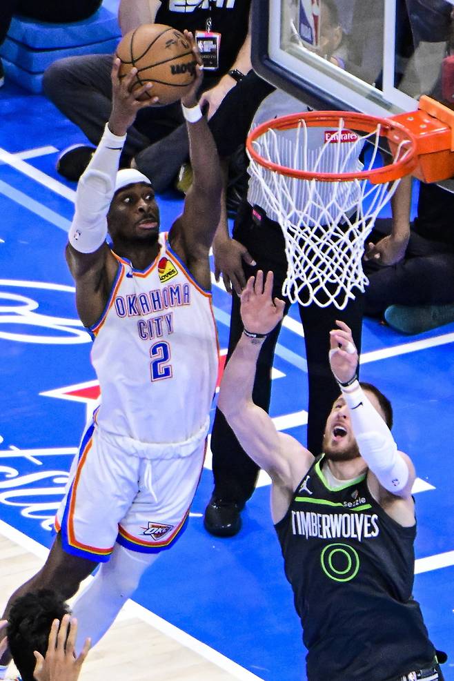 <yonhap photo-3416="">21일(한국시간) 열린 미네소타와의 콘퍼런스 파이널 1차전에서 득점하는 길저스-알렉산더. [EPA=연합뉴스]</yonhap>