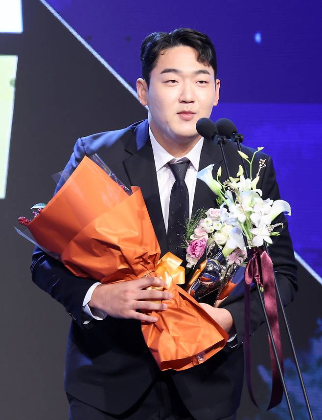 ‘2024 신한 SOL뱅크 KBO 시상식’이 26일 오후 서울 롯데호텔월드에서 열렸다. 북부리그 평균자책점상 승리상을 수상한 LG 성동현 이 소감을 얘기하고 있다. 정시종 기자 capa@edaily.co.kr /2024.11.26.