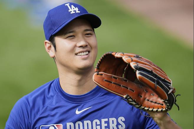 <yonhap photo-3137=""> Los Angeles Dodgers' Shohei Ohtani warms up before a baseball game against the Chicago Cubs, Wednesday, April 23, 2025, in Chicago. (AP Photo/Erin Hooley)/2025-04-24 06:59:29/ <저작권자 ⓒ 1980-2025 ㈜연합뉴스. 무단 전재 재배포 금지, AI 학습 및 활용 금지></yonhap>