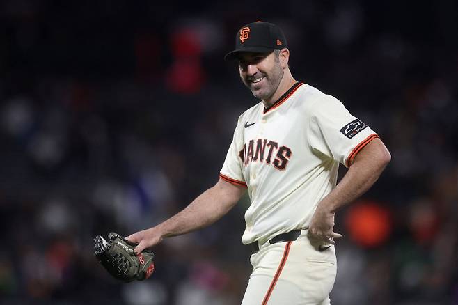 <yonhap photo-5546=""> SAN FRANCISCO, CALIFORNIA - MAY 01: Justin Verlander #35 of the San Francisco Giants smiles as he walks back to the dugout after being taken out of their game against the Colorado Rockies in the seventh inning at Oracle Park on May 01, 2025 in San Francisco, California. Ezra Shaw/Getty Images/AFP (Photo by EZRA SHAW / GETTY IMAGES NORTH AMERICA / Getty Images via AFP)/2025-05-02 12:42:08/ <저작권자 ⓒ 1980-2025 ㈜연합뉴스. 무단 전재 재배포 금지, AI 학습 및 활용 금지></yonhap>