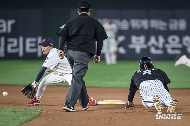 문성주가 21일 사직 롯데전 연장 10회 2루 도루를 시도하다가 태그 아웃되고 있다. 롯데 제공
