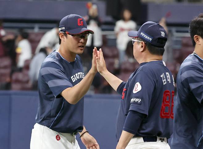 30일 오후 서울 고척스카이돔에서 열린 2025 프로야구 롯데 와 키움 경기. 롯데가 10-9 승리했다. 경기종료후 김태형 감독이 승리를 챙긴 박세웅과 하이파이브하고 있다. 고척=정시종 기자 capa@edaily.co.kr /2025.04.30.