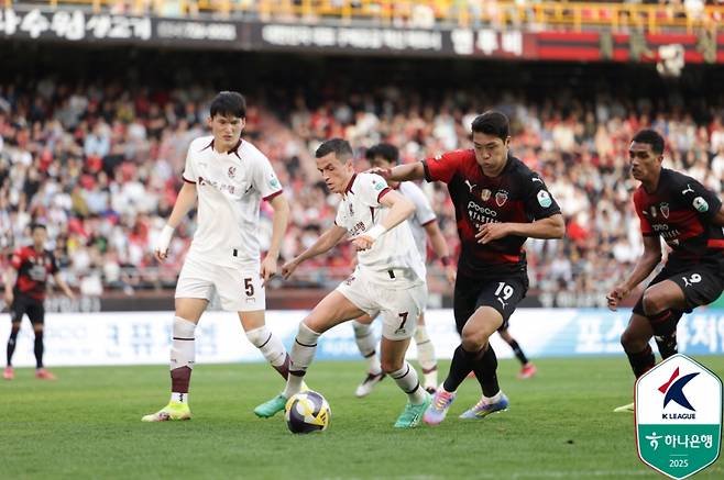 지난 18일 포항 스틸야드에서 열린 K리그1 2025 14라운드서 볼 경합을 벌이고 있는 광주 아사니와 포항 이호재. 사진=프로축구연맹