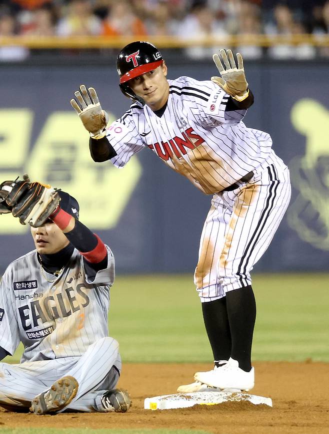 2025 KB0리그 프로야구 LG트윈스와 한화이글스의 경기가 26일 오후 서울 잠실야구장에서 열렸다. 3회말 무사 1루 홍창기 타석 때 1루주자 신민재가 2루 도루에 성공하고 있다. 비디오판독에도 원심 유지. 잠실=김민규 기자 mgkim1@edaily.co.kr /2025.03.26/