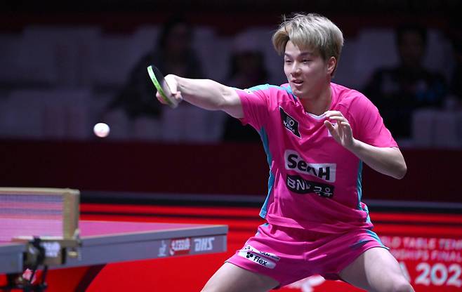 안재현이 21일(현지시간) 카타르 도하 루사일 아레나에서 열린 2025 국제탁구연맹(ITTF) 세계선수권대회 남자단식 32강 대만 린옌췬과 경기를 펼치고 있다. 2025. 5. 21. 사진공동취재단