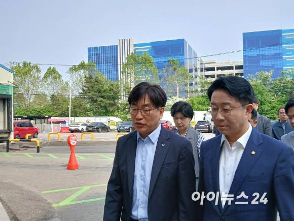 김범수 SPC삼립 대표이사(왼쪽)와 조정식 더불어민주당 의원(시흥을)이 21일 오후 안전 설비 점검 여부를 확인하기 위해 SPC삼립 시화공장에 들어서고 있다. [사진=정승필 기자]