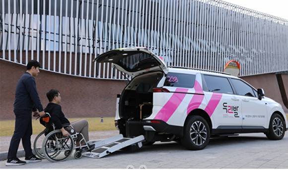 휠체어를 탄 시민이 두리발 차량을 이용하고 있다. [사진=부산광역시]