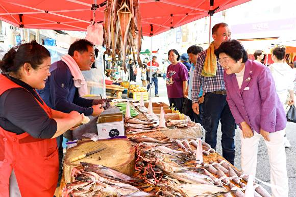 김경희 이천시장이 관내 전통시장을 둘러보며 소상공인과 소통하고 있다. [사진=이천시]