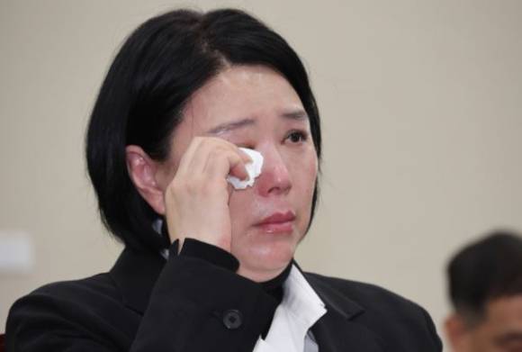 지난달 18일 서울 여의도 국회에서 고(故) 오요안나 MBC 기상캐스터 사망 사건 관련 긴급 현안 질의 등을 위해 열린 과학기술정보방송통신위원회 전체회의에 참석한 오요안나의 어머니. [사진=연합뉴스]