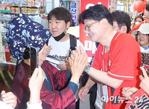한동훈 전 국민의힘 대표가 22일 청주 육거리종합시장에서 지지자들과 인사하고 있다. [사진=윤재원 기자]