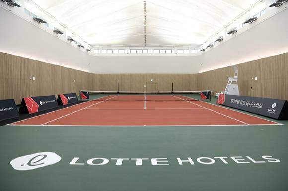 롯데호텔 월드, 실내 테니스코트. [사진=롯데호텔 월드]