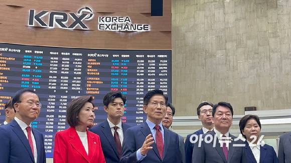 김문수 국민의힘 대선후보가 22일 한국거래소를 찾아 자본시장 활성화를 위한 공약을 발표했다. [사진=김민희 기자]