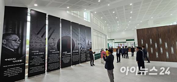 지난 21일 '벡산 나라사랑 너른 마당' 기념관 전시실을 시민들이 둘러보고 있다. [사진=임승제 기자]