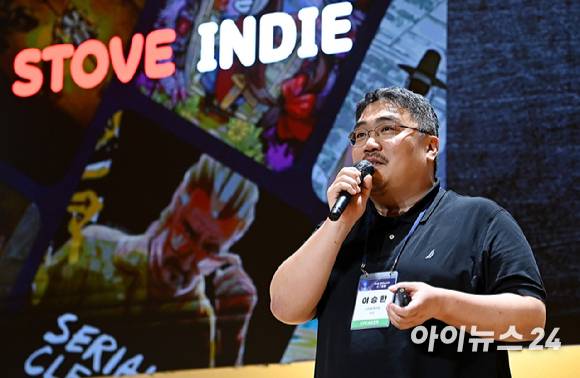제4회 아이뉴스24 ICT 포럼 '장르 플랫폼 파괴적 혁신: 게임 개척자에게 노하우를 듣다' 라는 주제로 22일 오후 서울 중구 페럼타워 페럼홀에서 열렸다.여승환 스마일게이트 이사가 강연을 하고 있다. [사진=곽영래 기자]