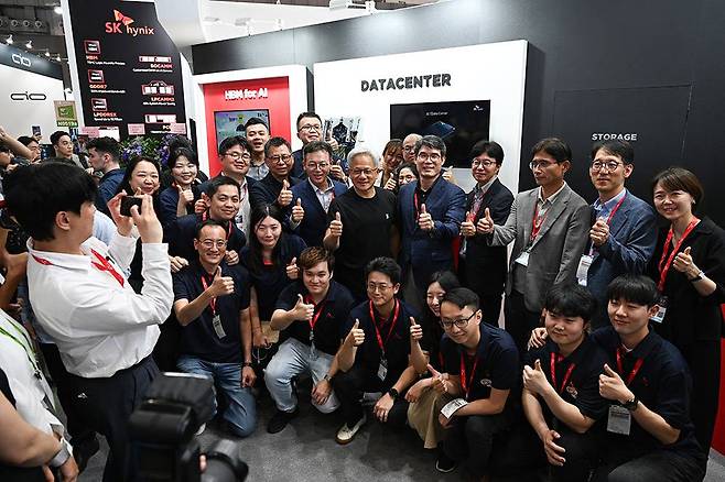젠슨 황 엔비디아 최고경영자가 SK하이닉스 임직원들과 사진을 촬영했다 / 출처=컴퓨텍스 공동취재단