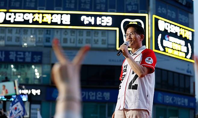 김문수 대선 후보가 21일 오후 경기도 남양주시 평내호평역에서 시민들에게 지지를 호소하고 있다. (국민의힘)