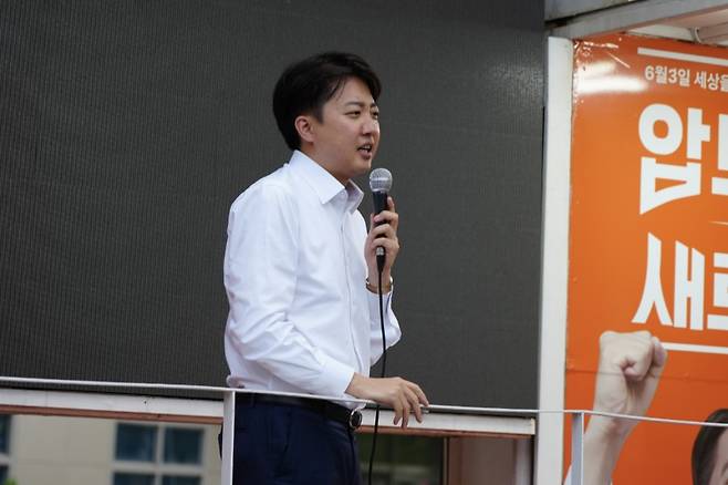 이준석 대선 후보가 19일 오후 광주 북구 전남대학교 후문 앞에서 열린 유세에서 지지를 호소하고 있다. (개혁신당)