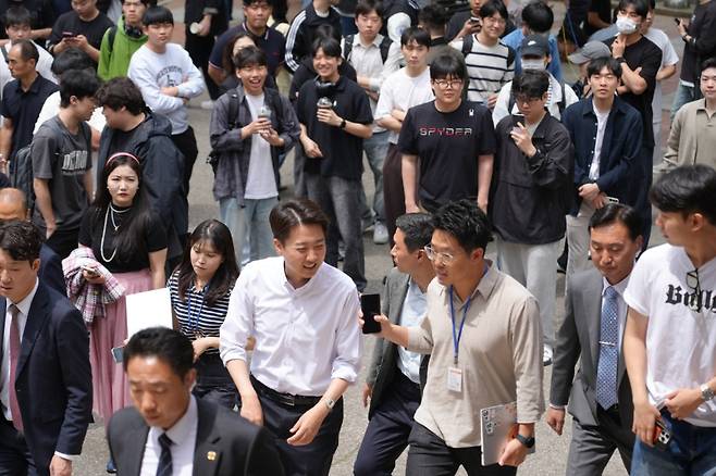 이준석 후보가 22일 인천 미추홀구 인하대학교를 찾아 학생 및 관계자들과 이야기를 나누고 있다. (개혁신당)