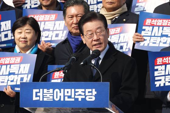 더불어민주당 의원들과 지지자들이 17일 오전 서울 여의도 국회 본청 계단에서 윤석열정권 검사독재 규탄대회를 하고 있다. 이재명 대표가 연설을 하고 있다. 장진영 기자