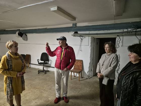 지난 20일(현지시간) 우크라이나 수도 키이우의 한 지하 방공호에서 연습 중인 우크라이나 연극인들. 왼쪽부터 올레나 이반첸코, 올렉시, 나스땨, 빅토리아. 박현준 기자