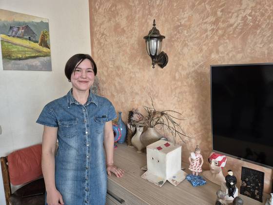 도예가 나탈리 안티피나와 작품들. 오른쪽의 상자를 뒤집어쓴 사람이 전쟁 이전의 작품. 박현준 기자