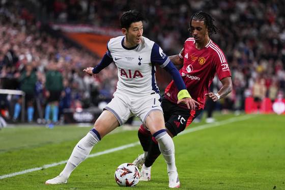 유로파리그 우승으로 15년 무관의 한을 푼 손흥민(왼쪽). AP=연합뉴스